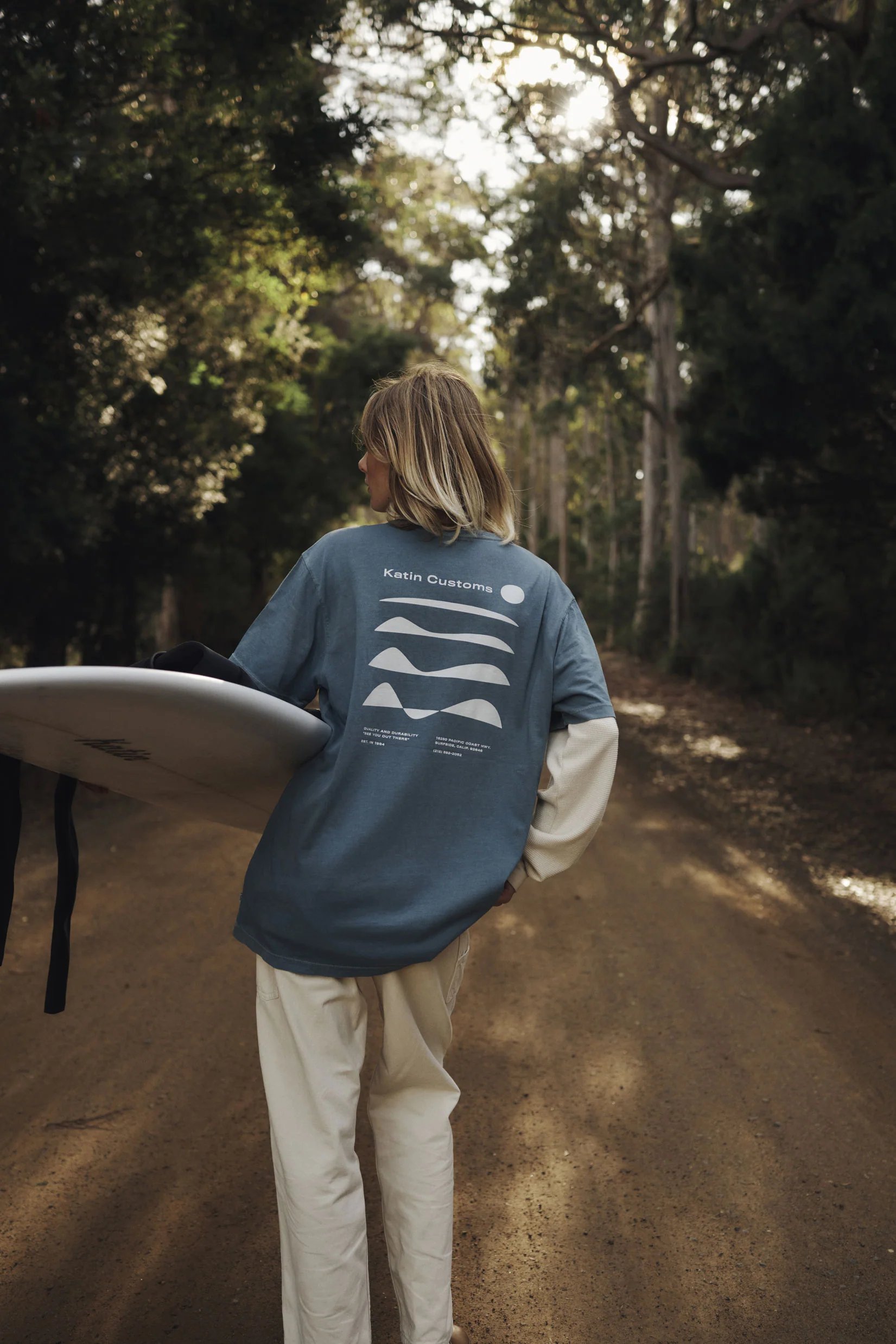 Aviator Blue 4 Camiseta Katin Frequency Tee hombre algodón orgánico con diseño atardecer costero