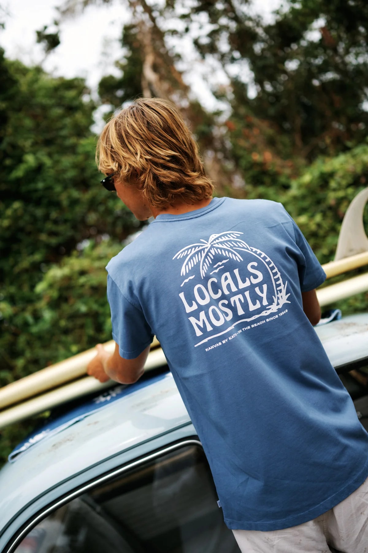 Blue Dye 5 Camiseta Katin Locals Tee hombre algodón orgánico con teñido personalizado y estilo surf