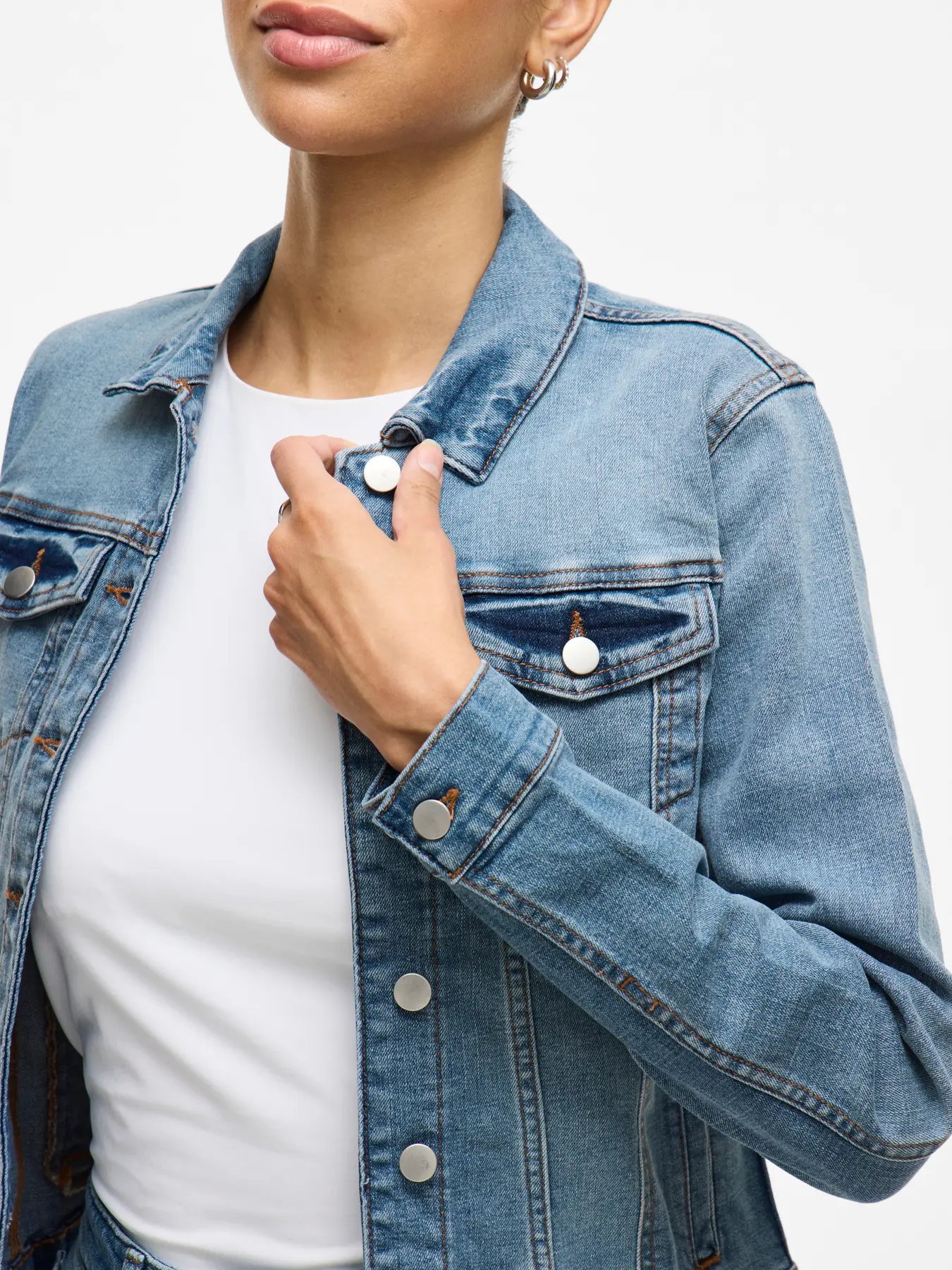 Light Blue Denim 5 Chaqueta vaquera mujer denim VILA Detalle botones y bolsillos chaqueta va