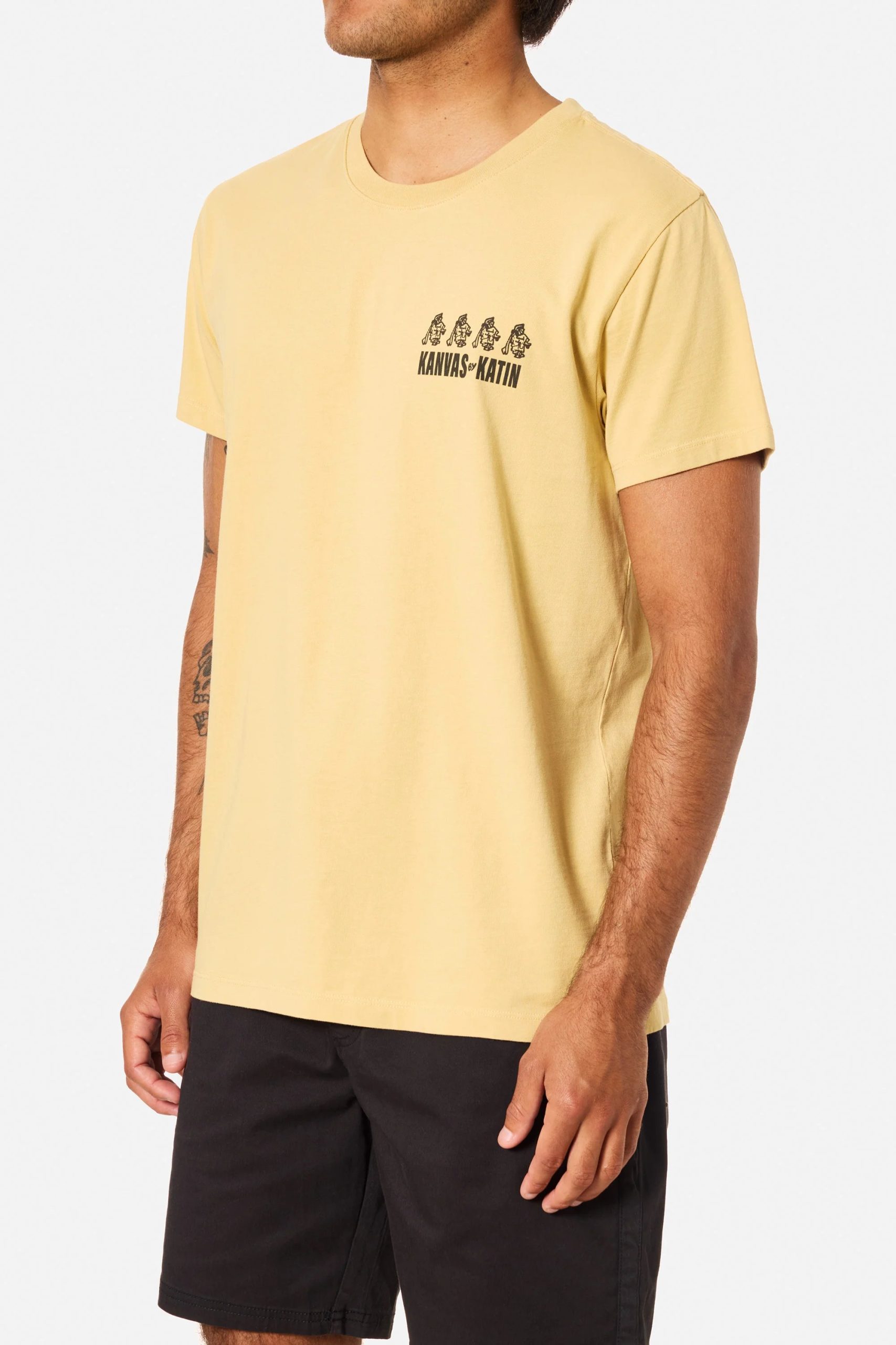 Mustard 3 Camiseta Katin Porto Tee hombre algodón orgánico con diseño surf vintage