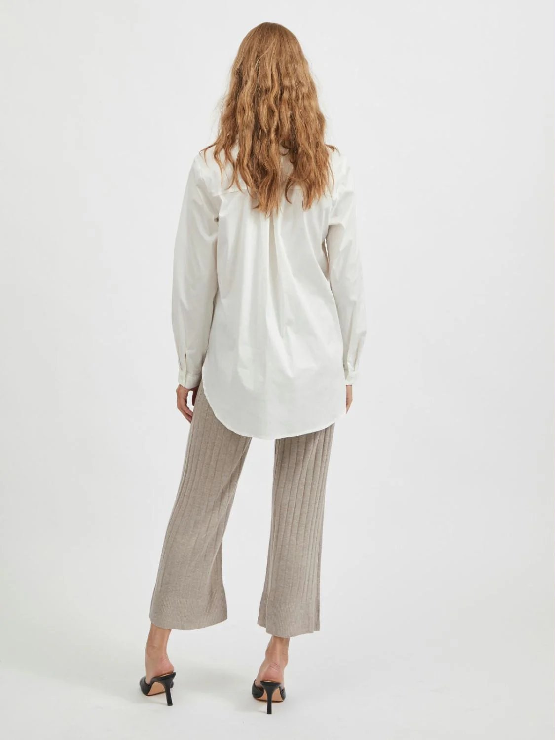 Optical Snow 3 Camisa mujer manga larga con botones y bajo más largo VILA” “Camisa suave y cómoda mujer con puño