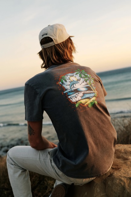 Camiseta hombre Venice Tee de algodón orgánico, manga corta, estampado inspirado en tatuajes Venice Beach 90s